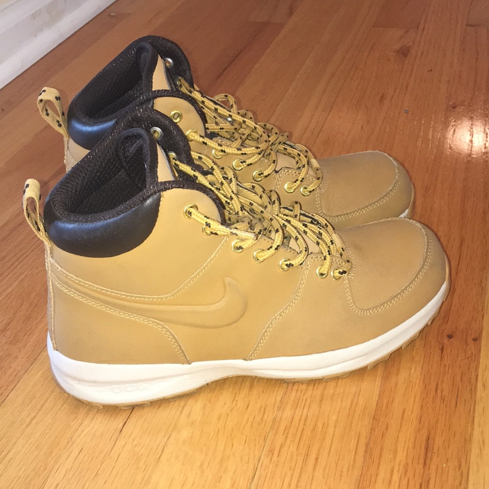 Nike ACG Tan Boots Size 7 Youth